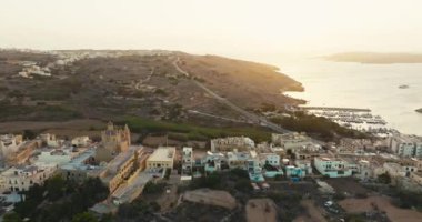 Hondoq Qala Adası 'nın güzel hava manzarası Gozo Malta Resorts Havuzları ve Akdeniz kıyıları boyunca Rocky Sahilleri. Yüksek kalite 4k görüntü