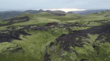 Kuzey Kutup Bölgesi 'nde İzlanda Doğa Gösterimi Görkemli Dağ Tepeleri ve Tundra Vadileri Kutup Dairesi Seyahat ve Macerası İçin Mükemmel. Yüksek kalite 4k görüntü
