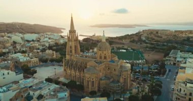 Gozo Island Malta 'nın yukarısındaki Ghajnsielem Kilisesi' ni Güzel Tarihi Mimari ve Manzaralı Keşfetmek. Yüksek kalite 4k görüntü