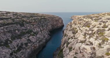 Gozo Adası 'nın Görkemli Hava Manzaraları Akdeniz Sahil Kıyısı Güzel Rocky Kayalıkları ve Turist Dost Canlısı Manzaraları. Yüksek kalite 4k görüntü