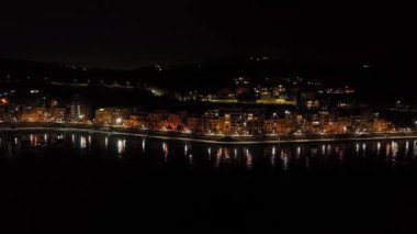 Trafik, Aydınlatılmış Sokaklar ve Akdeniz Turizm Merkezinde Güzel Mimarisi olan Malta Gece Havası. Yüksek kalite 4k görüntü