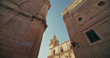 Malta adasındaki tarihi Mdina turistik caddelerinde bir yürüyüş. Avrupa 'nın güzel eski binaları turizm merkezleri. Yüksek kalite 4k görüntü