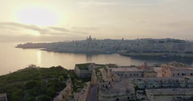 Valletta Malta şehir manzarasında hava manzaralı gün batımı. Güzel antik mimari, Akdeniz kıyıları, şehir manzarası, güneş ışınları, turizm ve Avrupa 'da seyahat. Yüksek kalite 4k görüntü