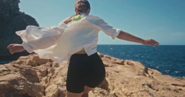 Huzurlu Akdeniz 'de Düşen Dalgalar' la Rocky Okyanusu Kıyısında Dolaşan Güzel Yavaş Kadın Hareketi. Yüksek kalite 4k görüntü