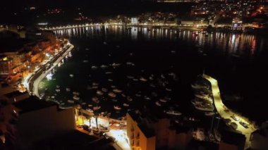 Malta adasındaki güzel şehir manzarası manzarası. Gece şehir ışıkları, şehir manzarasında araba farları. ada