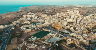 Gozo Malta 'nın Hondoq Qala adası. Akdeniz kıyısında bir turist kasabası, güzel bir şehir manzarası. Yüksek kalite 4k görüntü