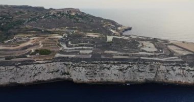 Akdeniz Dalgaları 'nın dramatik kıyı şeridine çarpmasıyla Malta' nın Güzel Kayalık Kıyısı 'nın büyüleyici hava manzarası. Yüksek kalite 4k görüntü