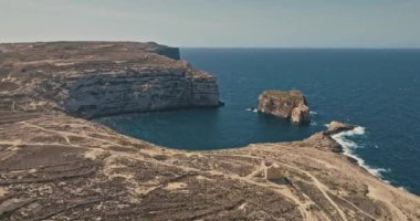 Malta 'nın Gozo adasındaki Mantar Kayası' nın havadan görünüşü. Akdeniz 'de kayalıkları olan uçurumların güzel doğa manzarası. Yüksek kalite 4k görüntü