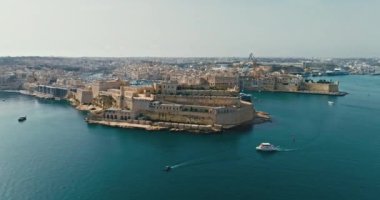 Malta adasındaki St. Angelo havacılık kalesi. Akdeniz kıyısındaki bir kalenin antik mimarisi, seyahat ve turizm. Yüksek kalite 4k görüntü