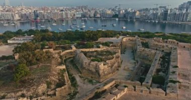 Malta adasındaki Manoel Kalesi 'nin havadan görünüşü. Adanın tarihi turistik bir noktası olan Akdeniz kıyısındaki antik kalıntılar. Yüksek kalite 4k görüntü
