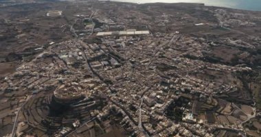 Malta 'nın Gozo Adası' ndaki Victoria Şehri 'nin havadan görünüşü ile Akdeniz Kıyı Kentsel Manzarası ve Tarihi Mimari. Yüksek kalite 4k görüntü