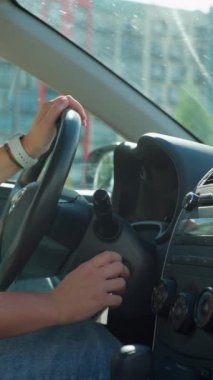 Bir kadının yakın çekimi anahtarı kontağa takar ve arabayı çalıştırır. Yüksek kalite 4k görüntü