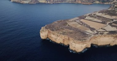 Malta 'daki Muhteşem Akdeniz Doğa Manzarası' nın Havadan Görüntüsü Dik Kıyı Kayalıklarına Karşı Çarpışan Dalgalar ile. Yüksek kalite 4k görüntü