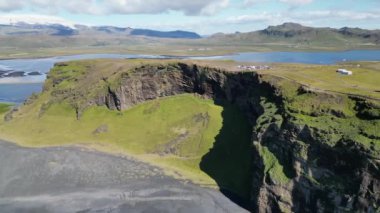 İzlanda 'daki Dyrholaey Sahili' nin çarpıcı hava manzarasında Atlas Okyanusu boyunca uzanan Kara Kum Sahilleri Macera Turizmi İçin Mükemmel Arktik Çevrede. Yüksek kalite 4k görüntü