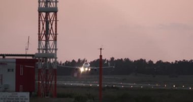 Havalimanı Pistinden Kalkan Yolcu Uçağı Küresel Uçuşlar İçin Havadan Uçuş Havacılık Seyahat ve Turizm. Yüksek kalite 4k görüntü