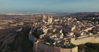 Mdina Malta 'nın nefes kesici hava görüntüsü Akdeniz' deki Tarihi Katedral 'in Şehir ve Güzel Mimarisini Vurguluyor. Yüksek kalite 4k görüntü