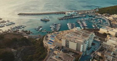 Akdeniz 'in Rocky Sahillerinde Turist Plajları ve Resorts ile Hondoq Qala Gozo Malta' nın nefes kesici hava çekimi. Yüksek kalite 4k görüntü