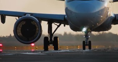 Havaalanı Operasyonları ve Yolcu Uçuşlarında Günbatımı Uçak Tekerlekleri ve Türbin Sahnesi. Yüksek kalite 4k görüntü