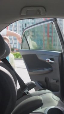 Güvenlik Öncelikli Annesi, oğlunun güvenli bir araba yolculuğu için çocuk koltuğuna oturmasına ya da okula gitmesine yardım eder. Yüksek kalite 4k görüntü