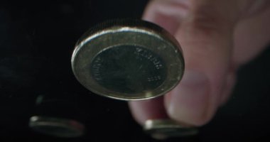 Masadan Euro bozuklukları toplayan bir elin yakın çekimi. Banka, finans, döviz ve para birimi. Yüksek kalite 4k görüntü