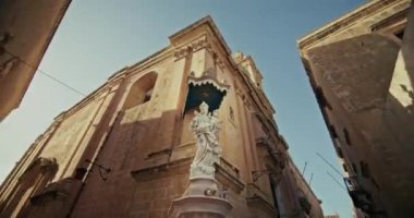 Mdina 'nın Güzel Şehir Manzarası' ndaki Malta Büyüleyici Evleri ve Turistik Cazibe Adası 'ndaki Tarihi Mimarisini araştırıyorum. Yüksek kalite 4k görüntü