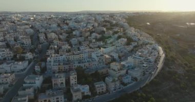 St. Julians Malta 'nın çarpıcı hava manzarasında Akdeniz kıyılarındaki çağdaş yüksek binalar ve hareketli caddeler yer alıyor. Yüksek kalite 4k görüntü