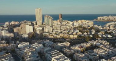 Hava manzaralı St. Julians Malta. Akdeniz kıyılarında yüksek katlı caddeleri olan güzel şehir mimarisi. Yüksek kalite 4k görüntü