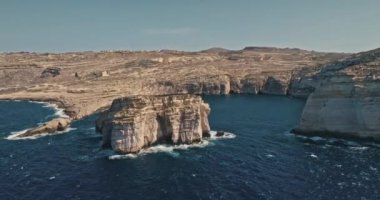 Malta 'nın Gozo adasındaki Mantar Kayası deniz manzarası. Akdeniz turistik alanının inanılmaz doğası. Yüksek kalite 4k görüntü