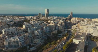 Hava manzaralı St. Julians Malta. Akdeniz 'de şehir manzarası, modern mimarisi olan güzel bir şehir merkezi. Yüksek kalite 4k görüntü