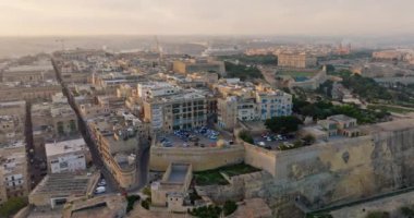 Valletta Malta Şehir Caddelerinin Büyüleyici Hava Manzarası Merkez Meydanı ve Tarihi Avrupa Turizm Mekanı 'ndaki Çarpıcı Antik Mimari. Yüksek kalite 4k görüntü