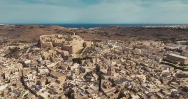 Gozo Malta 'da Rabat Victorias Antik Kalesi' nin Yüksek Çözünürlüklü Drone Vuruşu Tarihi Şehir ve Akdeniz Çevresini Ele Geçiriyor. Yüksek kalite 4k görüntü
