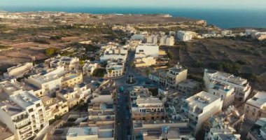 Hondoq Qala Gozo Malta Kıyı Kenti 'nin Akdeniz Manzarası ve Turist Sokakları ile nefes kesici görüntüsü. Yüksek kalite 4k görüntü