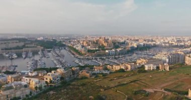 Limanın Valletta Malta 'daki havadan görünüşü Çamurlu Tekneler ve Yatlar Embankment Körfezi' nde Büyüleyici Akdeniz Şehir manzarasıyla çevrili. Yüksek kalite 4k görüntü
