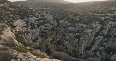 Gozo Adası Malta 'daki Akdeniz Sahili' nin büyüleyici hava manzaraları dramatik uçurumlar ve güzel doğal manzaralar içeriyor. Yüksek kalite 4k görüntü