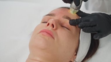 Bir kozmetik uzmanı tarafından Güzellik Kliniğinde Bir Kadının Yüzünde Deri Temizleme ve Sağlık İçin Profesyonel Hidrafi Tedavi 'nin detaylı görüntüleri. Yüksek kalite 4k görüntü