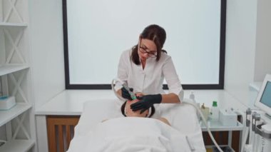Cilt Temizleme ve Yenilenme için Hidraksal Güzellik Tedavisi Kadın Yüzünde Yetenekli Kozmetolog Tarafından Yapıldı. Yüksek kalite 4k görüntü