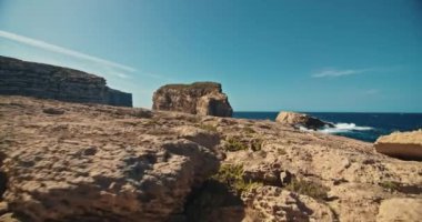 Mantar Rock Gozo Malta 'nın görkemli manzarası Turkuaz Akdeniz Dalgaları ve Vahşi Kıyı Manzarası. Yüksek kalite 4k görüntü