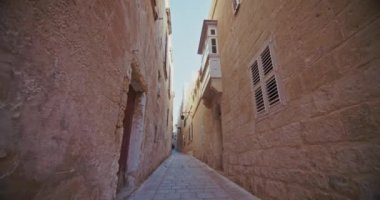 Malta, Mdina 'nın tarihi caddelerinin güzel manzarası. Adada kum duvarları olan antik sokakların mimarisi. Yüksek kalite 4k görüntü