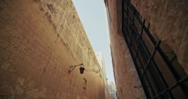 Mdina 'nın Şehir Güzelliğini Picturesque Stone Street ve Mimari Akdeniz Turizmi Simgeleri ile keşfedin. Yüksek kalite 4k görüntü