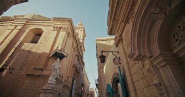 Mdina 'nın Malta' daki Tarihi Sokak Mimarisi 'nde Güzel Evler ve Şehir Yürüyüşleri İçin Turistik Cazibeler yer alıyor. Yüksek kalite 4k görüntü