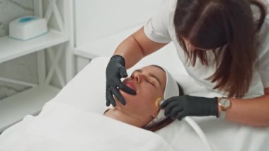 Profesyonel Cilt Temizleme ve Cilt Gençleştirme için Hidratsal Cihaz Kullanımı İşlemi. Yüksek kalite 4k görüntü