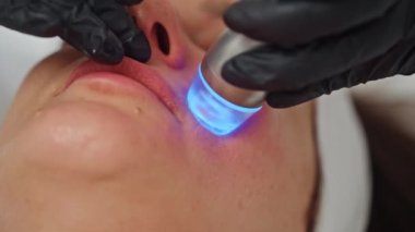 Profesyonel Kaplıcadaki Bir Kadın Yüzünün Temizlenmesi ve Gençleştirilmesi için Kozmetikçi tarafından Hidraksal Cilt Bakımı. Yüksek kalite 4k görüntü