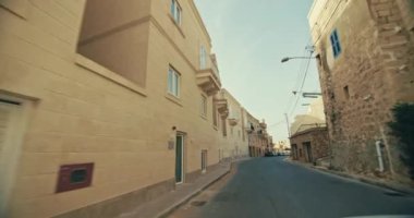 Valletta Malta 'nın Yeşil Kapılı ve Pencereli Tarihi Binaları Popüler Avrupa Turizm Konumunda Gösteren Sokakları. Yüksek kalite 4k görüntü