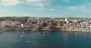 Bugibba Malta 'nın Kuş Gözü Manzarası ve Manzaralı Akdeniz Sahili Güzel Turistik Bölgedeki Şehir Sahilleri ve Tekneleri. Yüksek kalite 4k görüntü