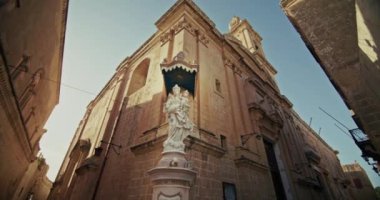 Mdina Malta 'nın Güzel Caddelerini ve Tarihi Simgelerini Şehir Manzarasında Keşfedin. Yüksek kalite 4k görüntü