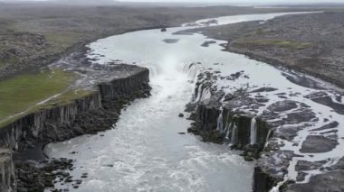 İzlanda 'daki Godafoss Şelalesi' nin nefes kesen hava manzarasında Görkemli Su Şelaleleri ve Kuzey Kutup Dairesi 'nin Ötesinde Bir Turistin Bakire Güzelliği yer alıyor. Yüksek kalite 4k görüntü