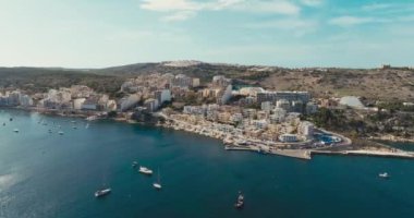 Bugibba Malta Sahil Kenti Turist Sahilleri Marina Yatları ve Akdeniz Suları ile Hava Aracı Manzarası. Yüksek kalite 4k görüntü