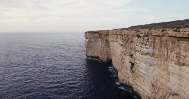 Malta Adası 'ndaki Akdeniz Sahili' nin Manzaralı Hava Manzarası Kayalık Kayalıklarda Kayalık Dalgaları Kırıyor. Yüksek kalite 4k görüntü