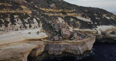 Picturesque Malta sahil şeridinin çarpıcı hava manzarası Güzel Rocky Kayalıkları ve Turkuaz Akdeniz Dalgaları Ashore 'u çarpıştırıyor. Yüksek kalite 4k görüntü