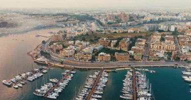 Limanın Valletta Malta 'daki Havadan Manzarası Embankment Körfezi' nde demirli tekne ve yatlarla Turist Tesislerinin Şehir Manzarasını gösteriyor. Yüksek kalite 4k görüntü